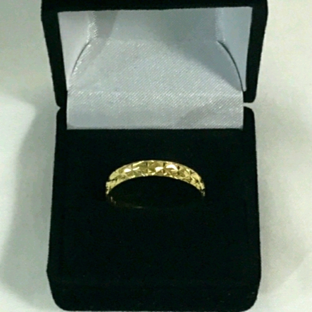 🌟 Solid 18K Gold Ring Diamond Cut